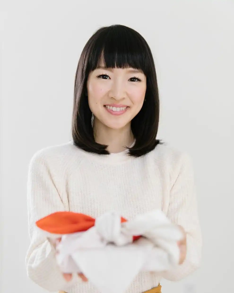 Marie Kondo con un paquete envuelto en un pañuelo