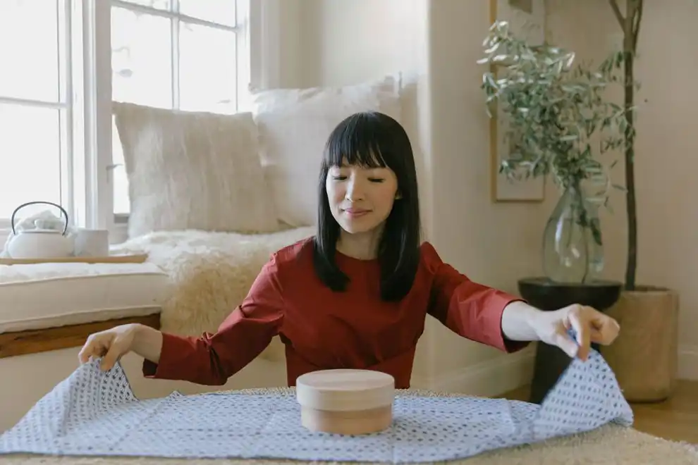 Marie Kondo envolviendo un paquete de manera sostenible