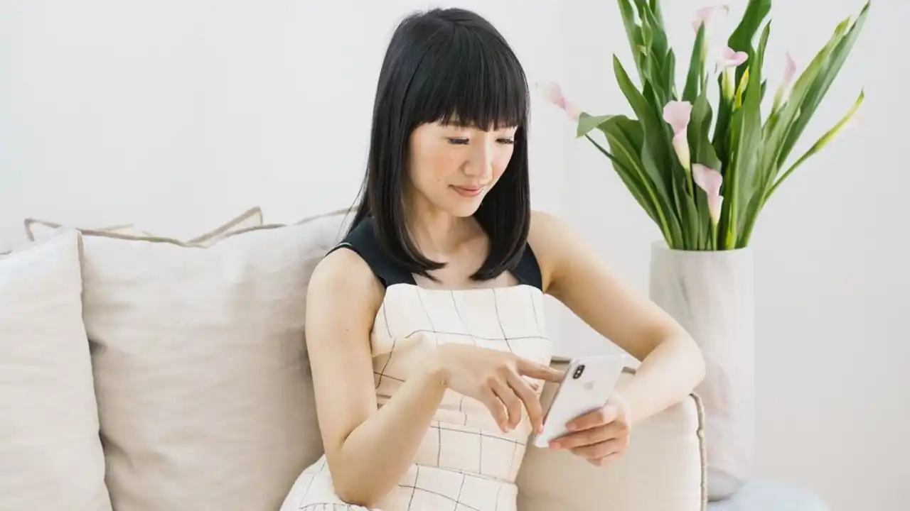 Mira qué fácil es hacer limpieza en el móvil siguiendo los consejos de Marie Kondo