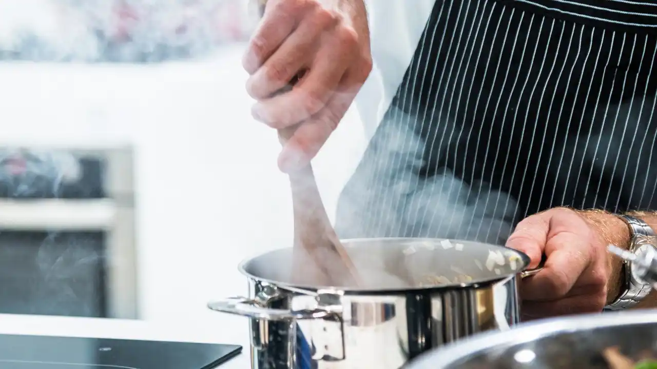 Adiós al olor a fritanga: el truco de experto para que la casa no huela mal después de cocinar esta Navidad