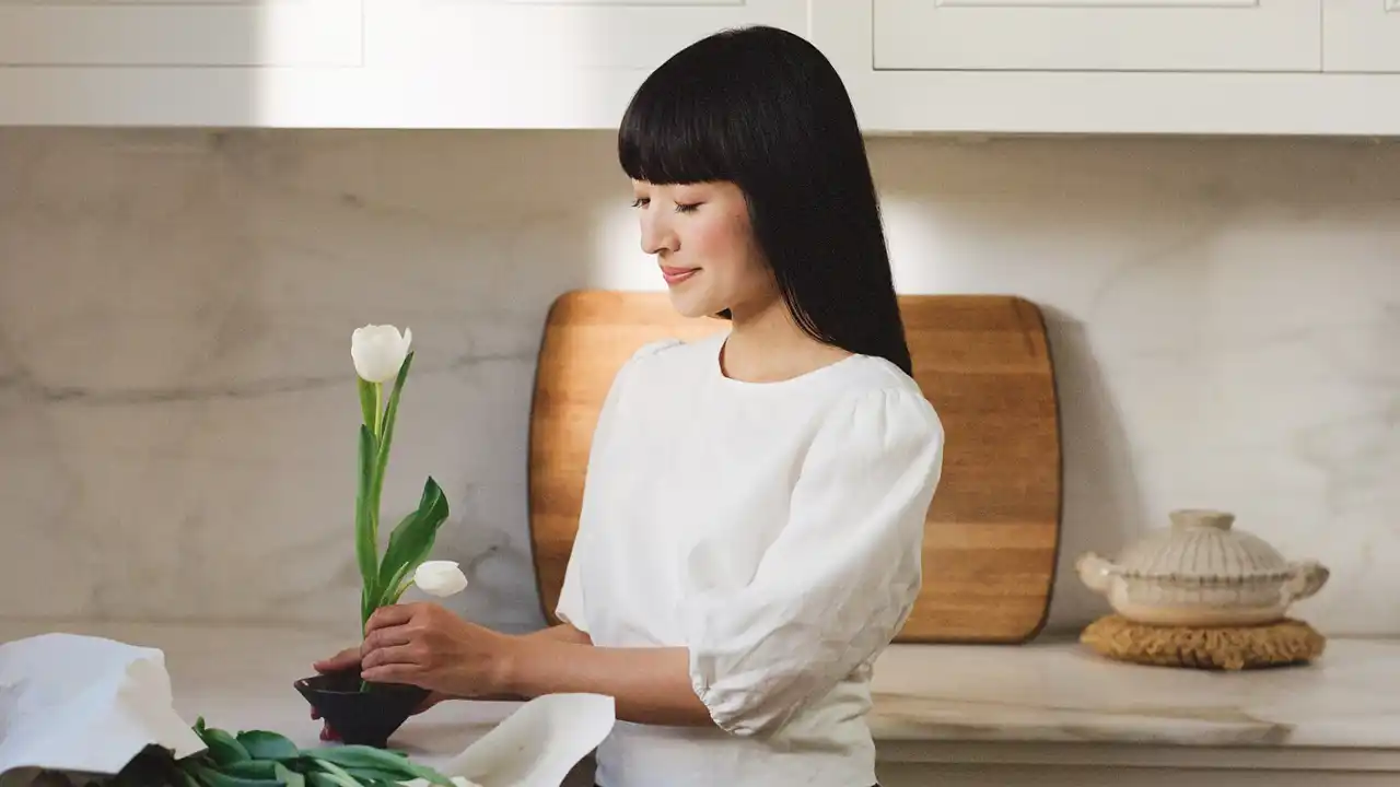 Nos colamos en la cocina de Marie Kondo: es minimalista, clásica y está ordenada y despejada