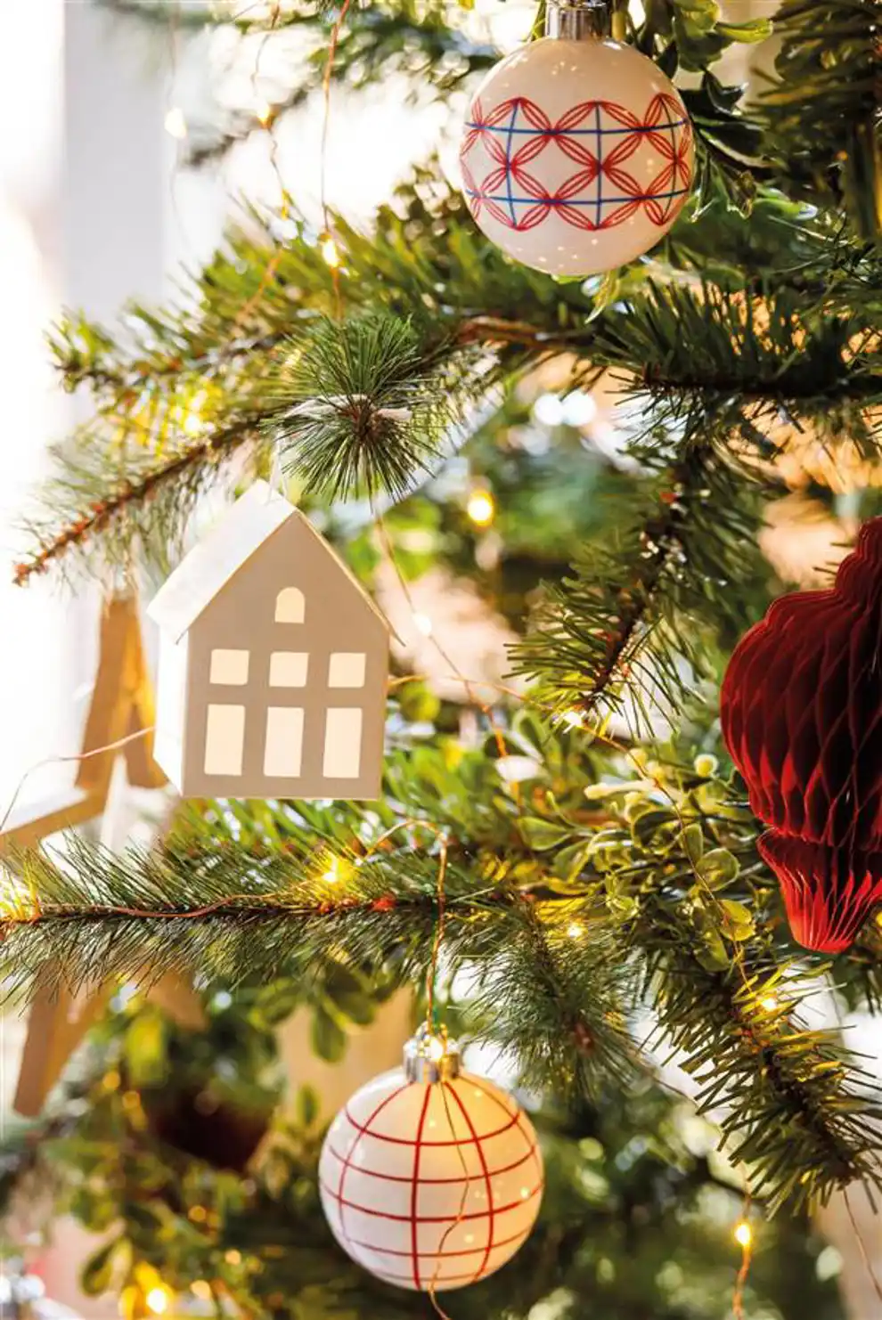 00515424 Detalle árbol de Navidad clásico