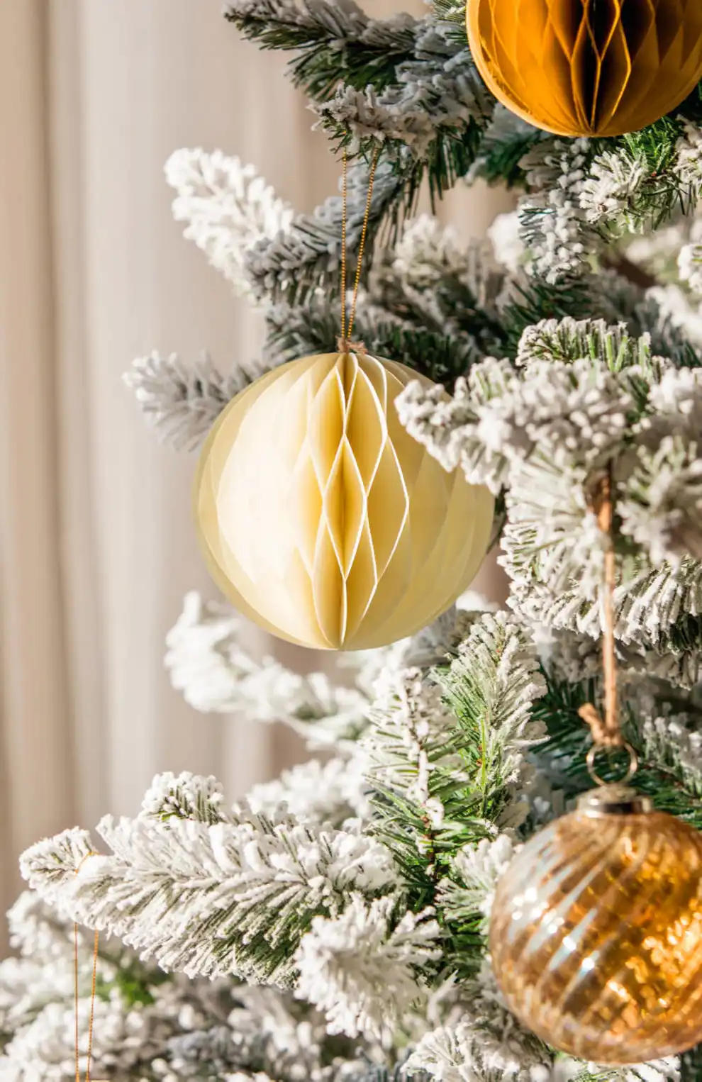 Detalle de un árbol de Navidad de estilo nórdico