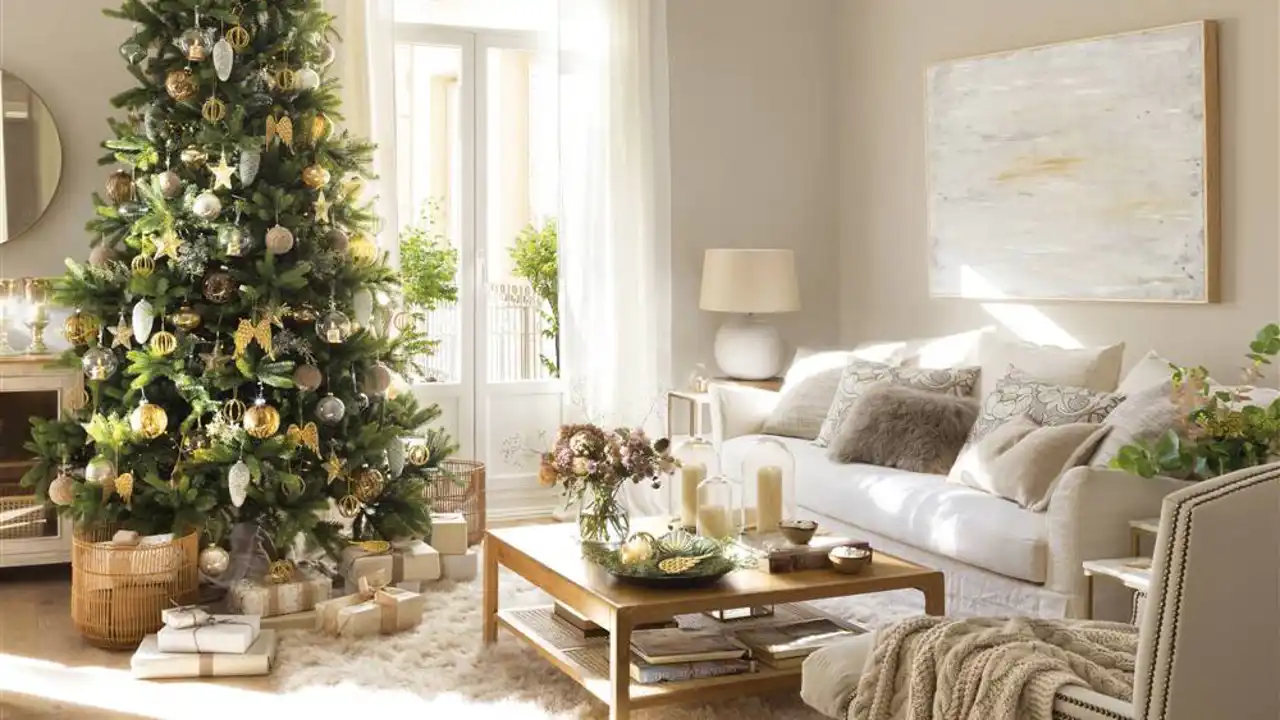 00529074 Salón con sofá blanco decorado por Navidad