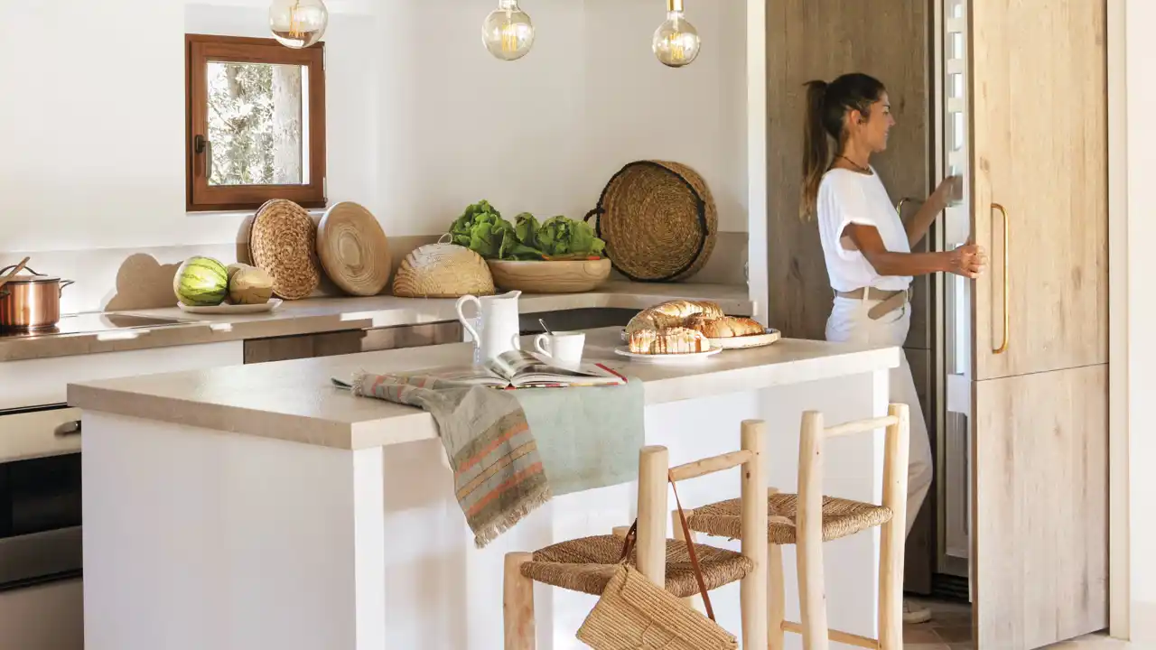 La reforma de esta cocina demuestra que puedes tener una práctica barra de desayunos en tan solo un palmo (es decir, 25 cm)