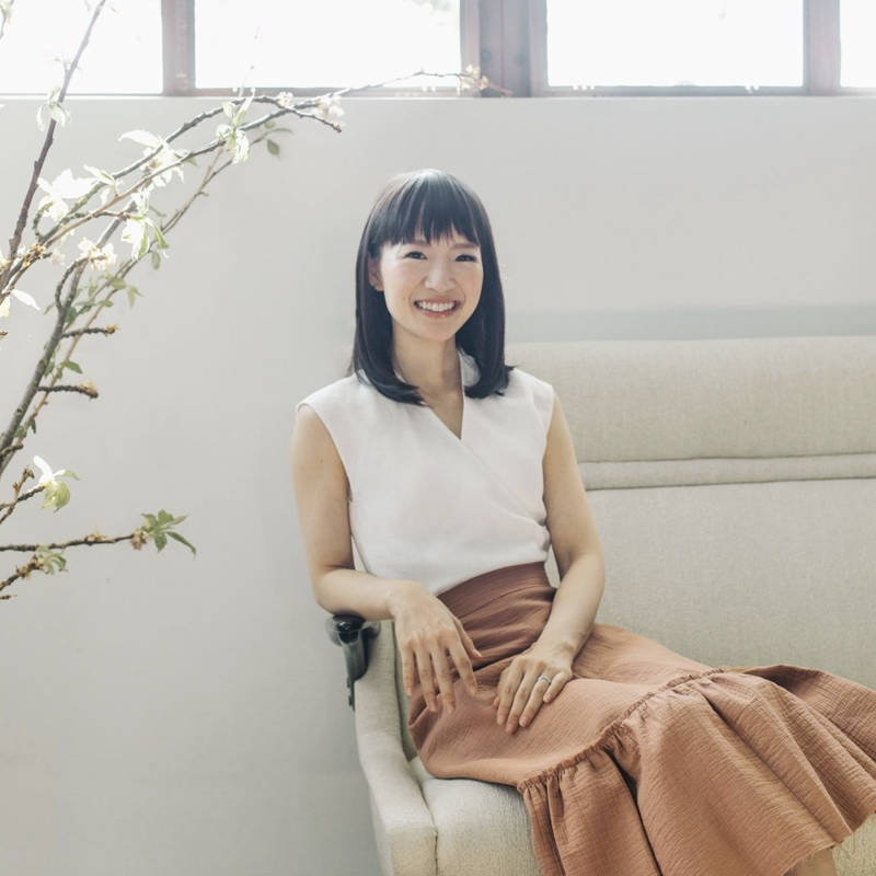 Así es como Marie Kondo ordena sus zapatos para que estén organizados y no por todos lados