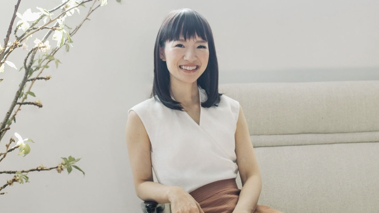 Así es como Marie Kondo ordena sus zapatos para que estén organizados y no por todos lados