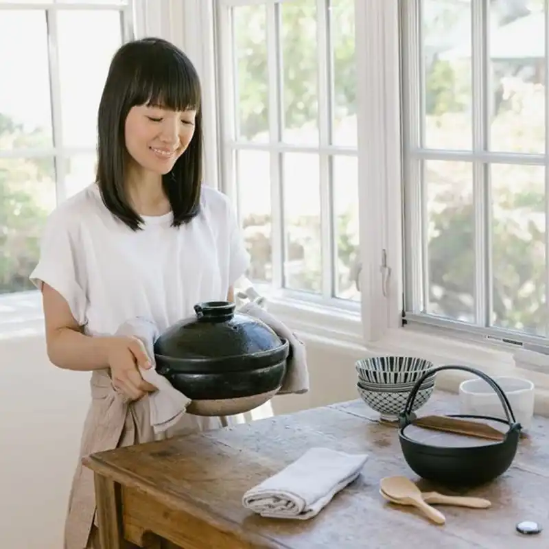 Antes y después de cómo ordenar el menaje y vajilla de la cocina siguiendo el método KonMari