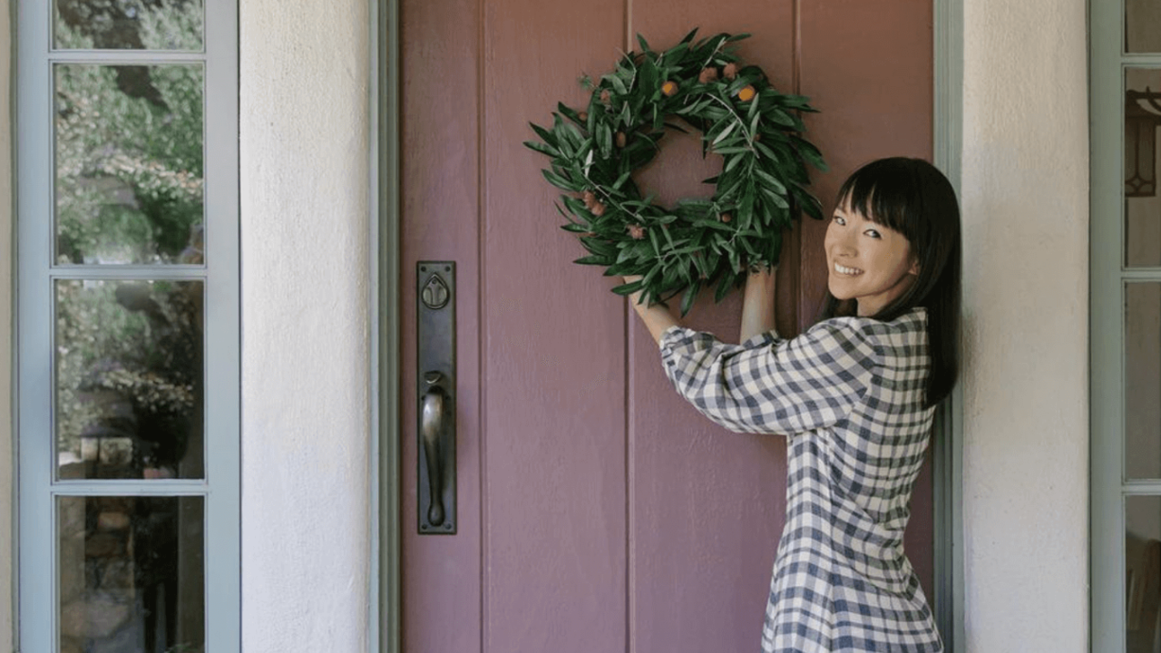Mari Kondo con corona de Navidad 