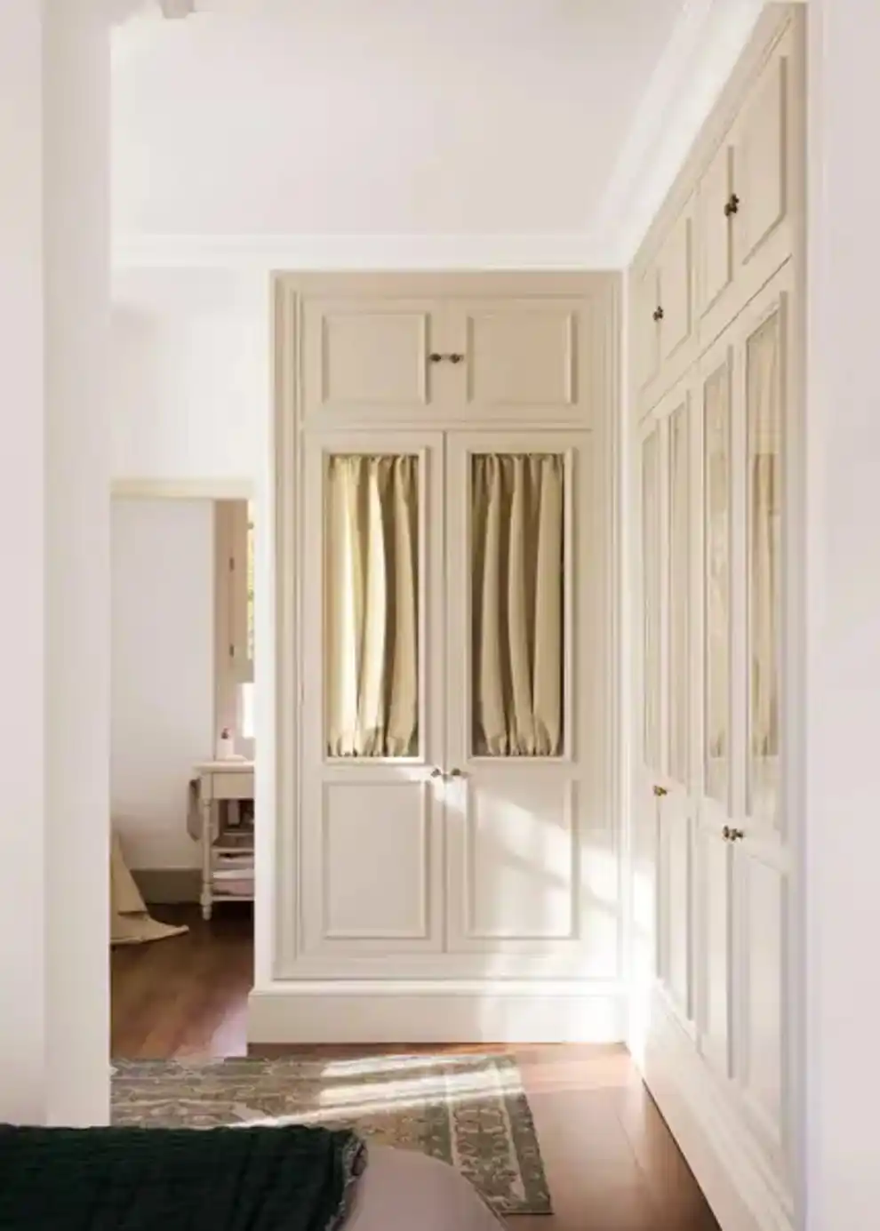 Armario de estilo clásico acristalado y con cortinas