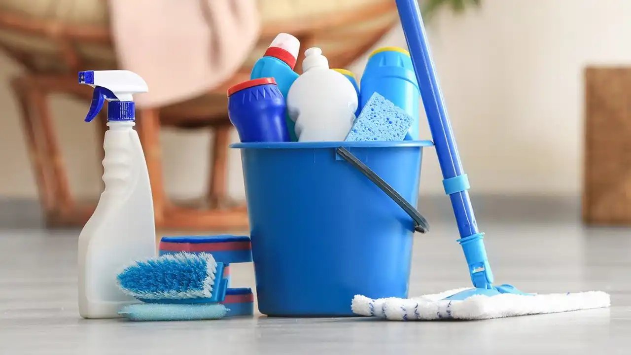 Cubo con fregona y productos de limpieza 