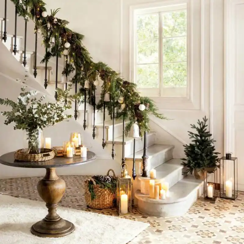 6 ideas fáciles y llenas de encanto para decorar la escalera de Navidad