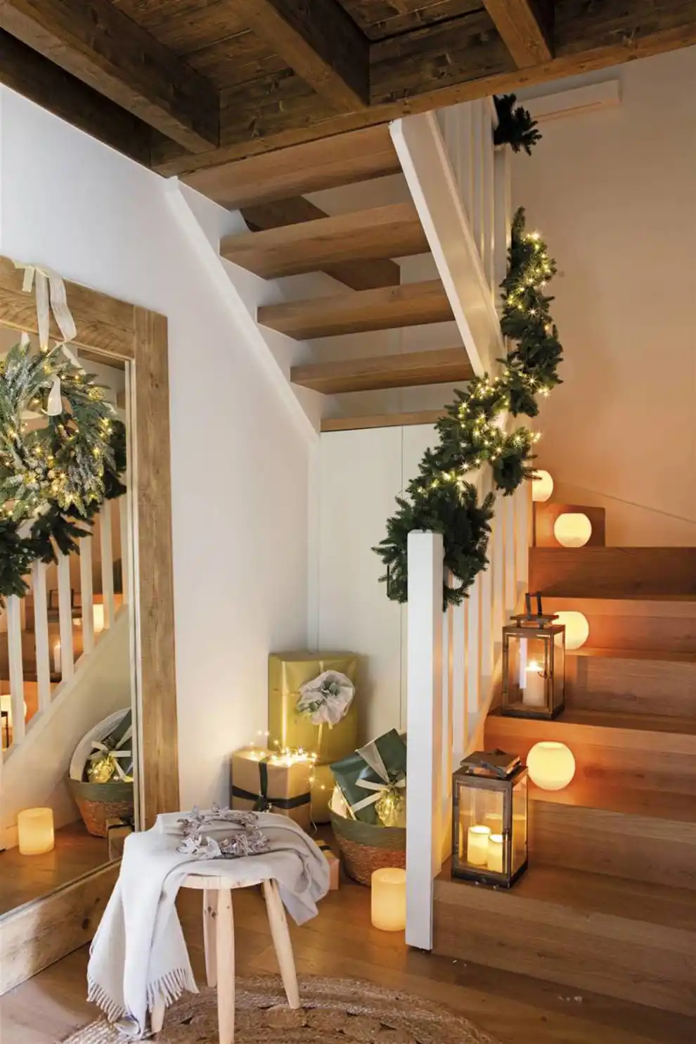 Escalera decorada por Navidad con guirnalda natural y luces LED