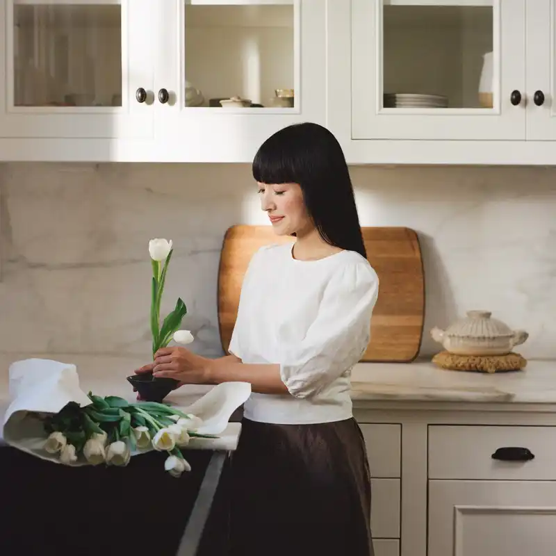 Así es cómo Marie Kondo ordena su casa antes de recibir invitados. ¿Será una buena anfitriona?