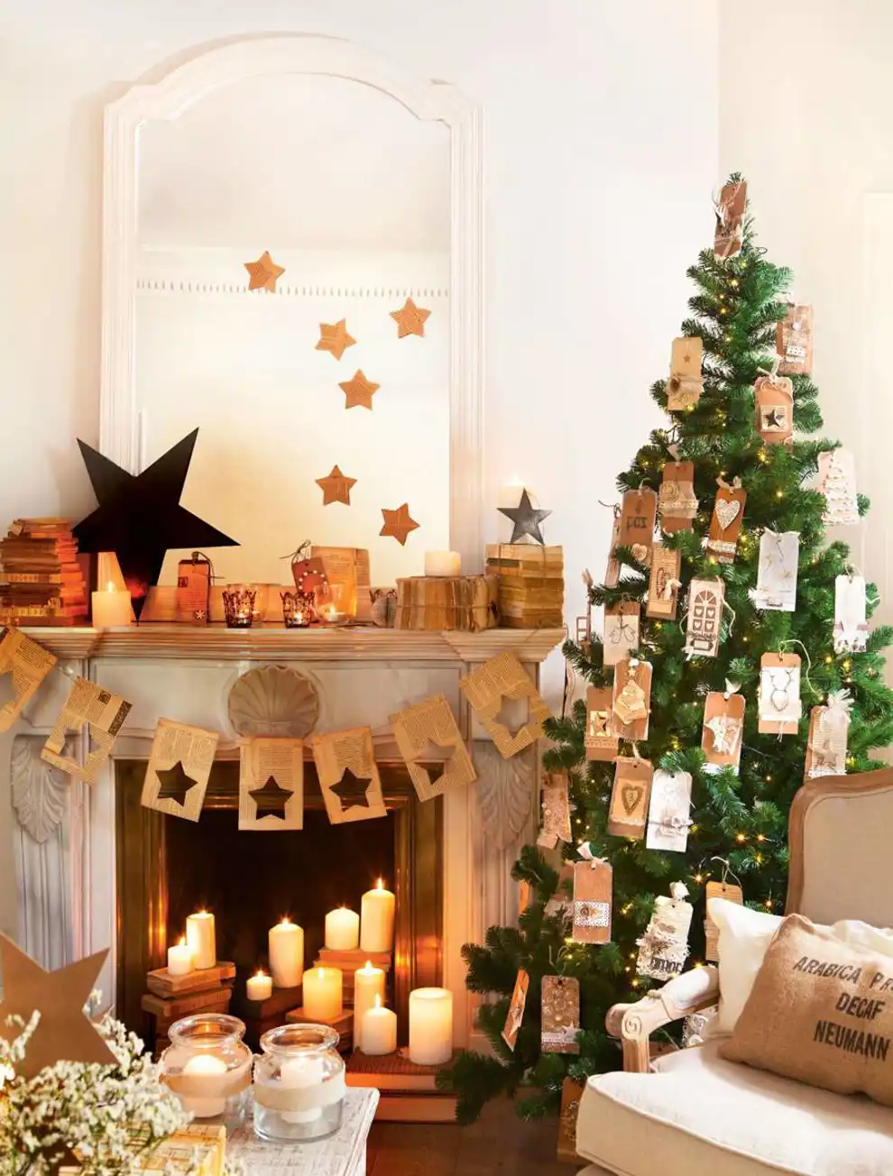 Chimenea decorada por Navidad con estrellas y una guirnalda de papel hechas a mano