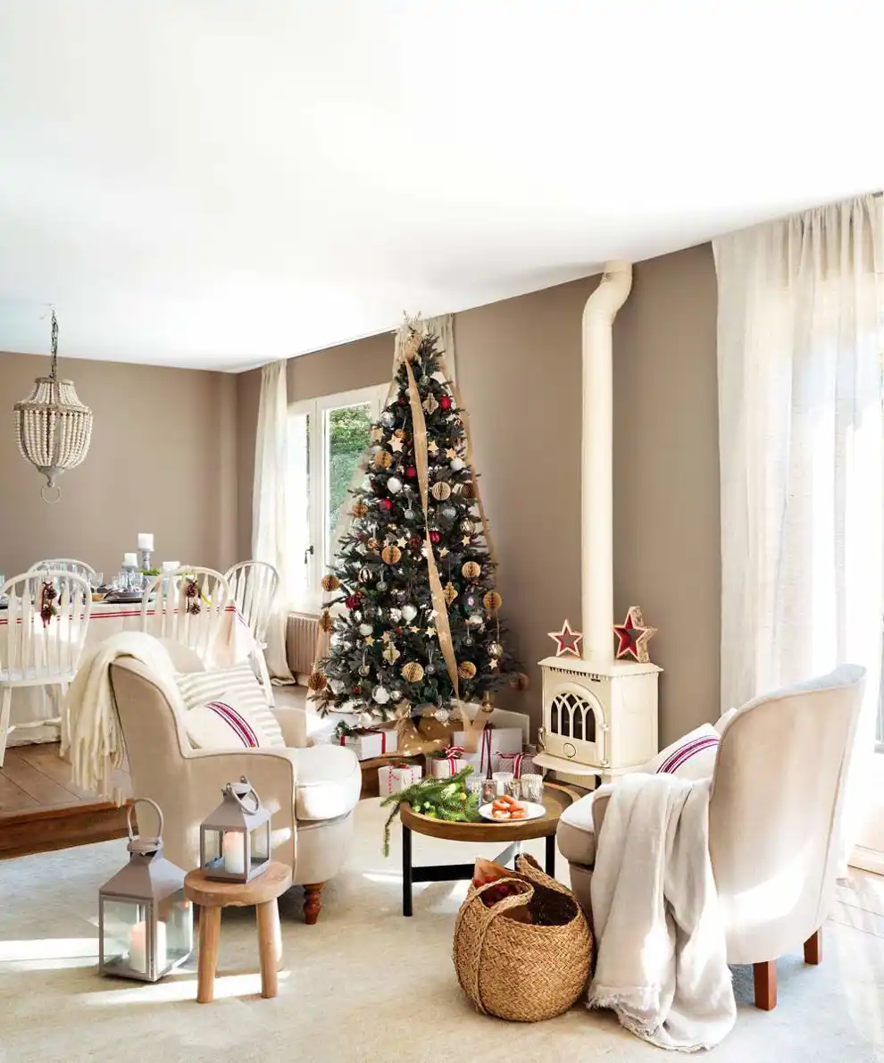 Chimenea vintage decorada por Navidad con un par de estrellas de madera esmaltada en rojo