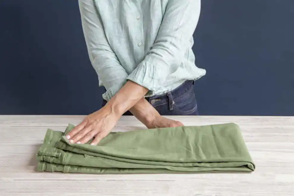 Paso 1 doblando vaqueros como Marie Kondo