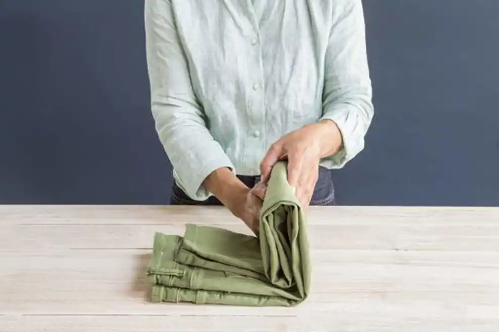 Paso 2 doblando vaqueros como Marie Kondo
