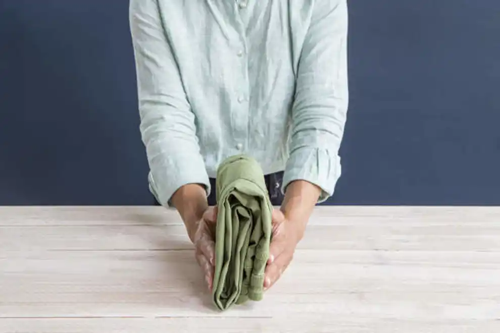 Paso 2 doblando vaqueros como Marie Kondo