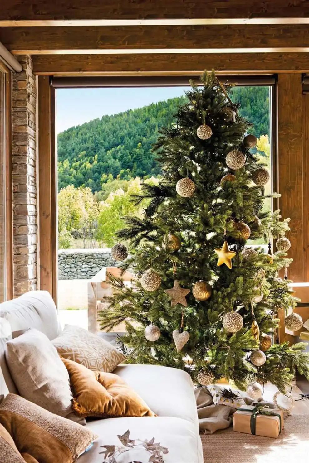 Árbol de Navidad de estilo sofisticado decorado en un mix de dorado y plateado