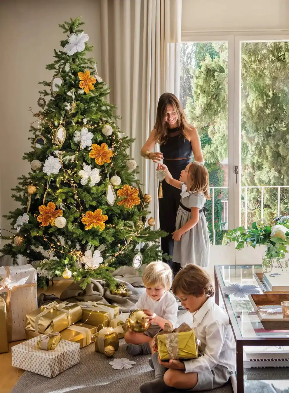 Árbol de Navidad sofisticado con adornos XXL