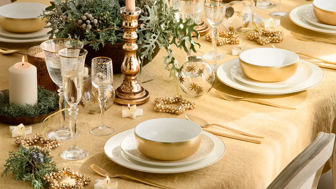 mesa de Navidad comedor vestida en oro 57e2b6ea