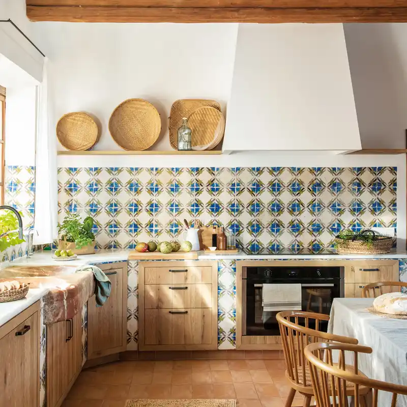 6 tendencias en azulejos (elegantes y originales) que verás en 2025: para baños, cocinas, incluso salones y comedores