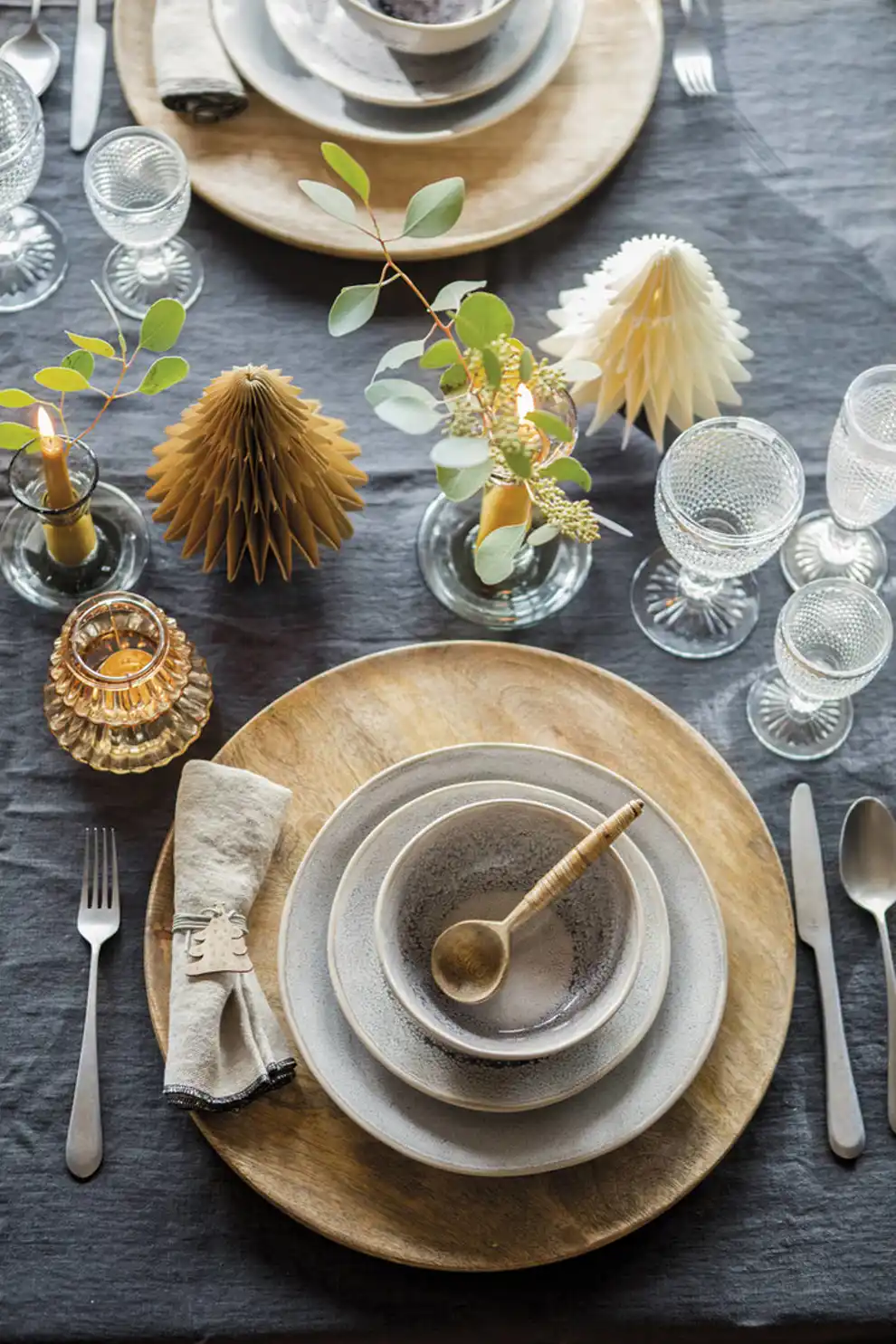 Plano detalle de la decoración de una mesa de Navidad de estilo nórdico