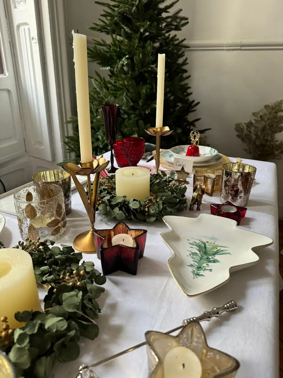 Plano detalle de una mesa de Navidad de estilo clásico