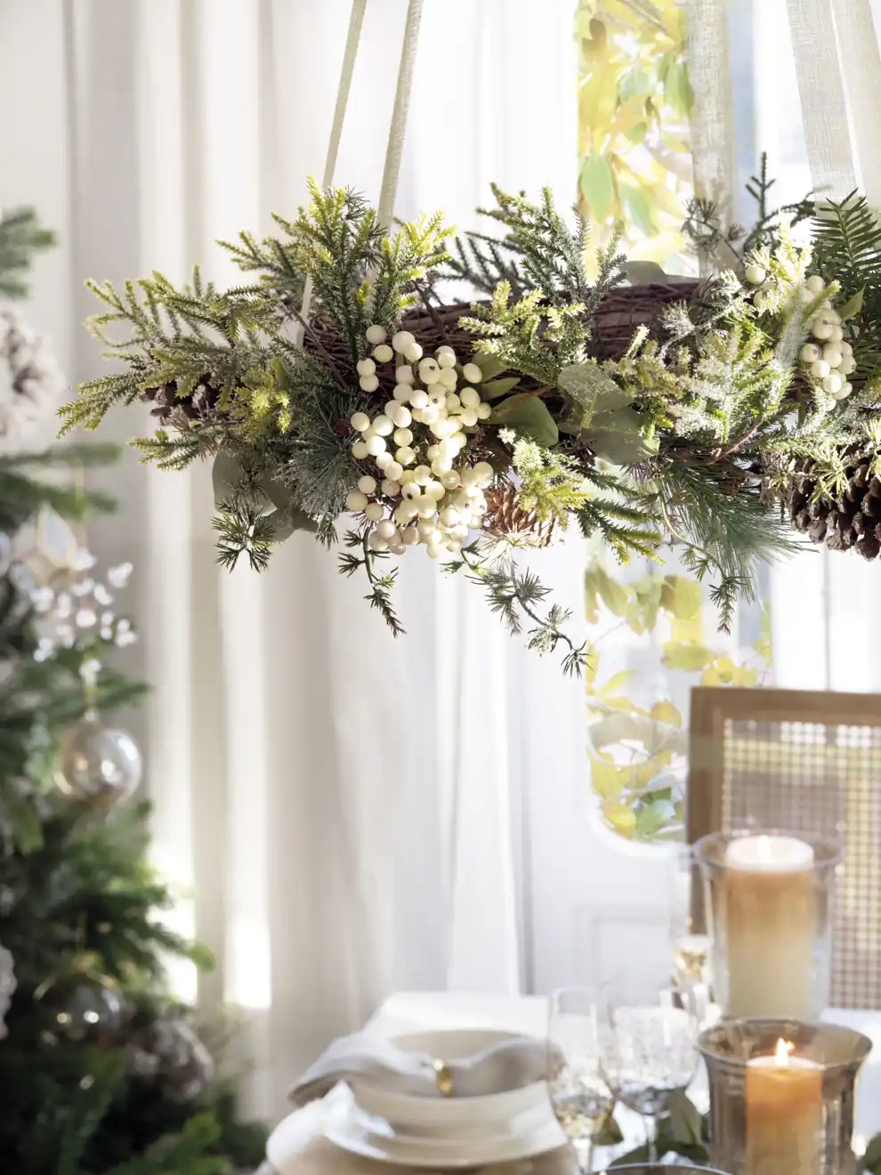 Plano detalle de una mesa de Navidad de estilo rústico