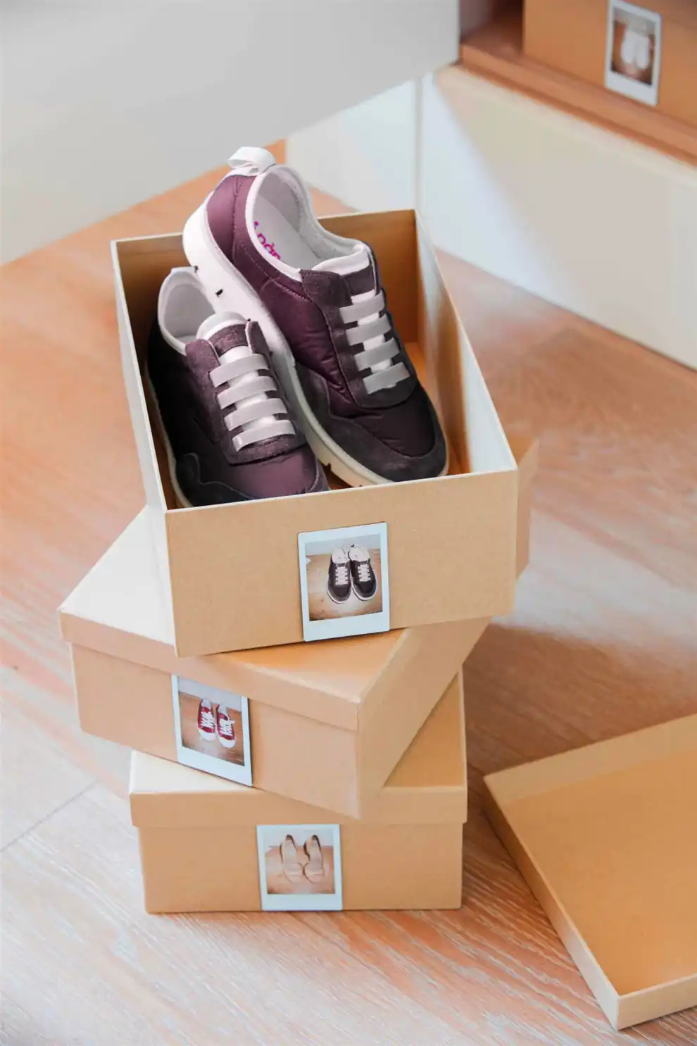 00438190 Zapatos guardados en cajas de cartón con fotos para identificarlos