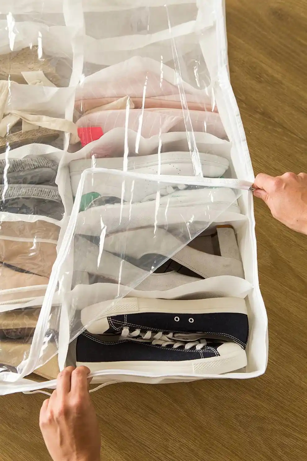 00456567 Zapatos guardados debajo de la cama en una bolsa grande transparente