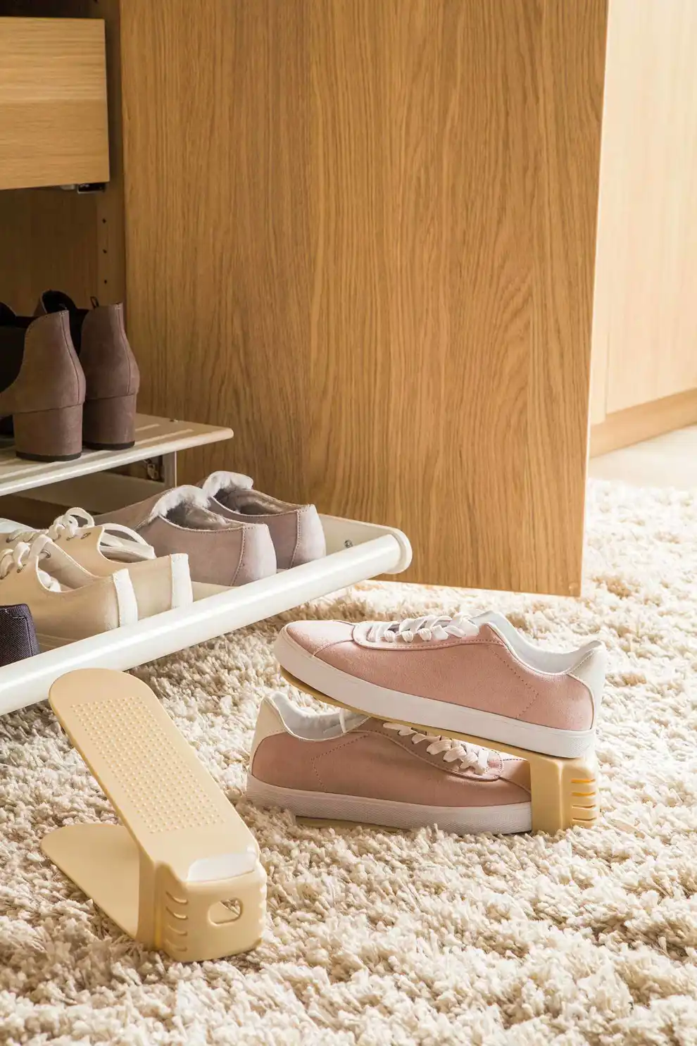 00478030 Zapatos colocados en bases inclinadas