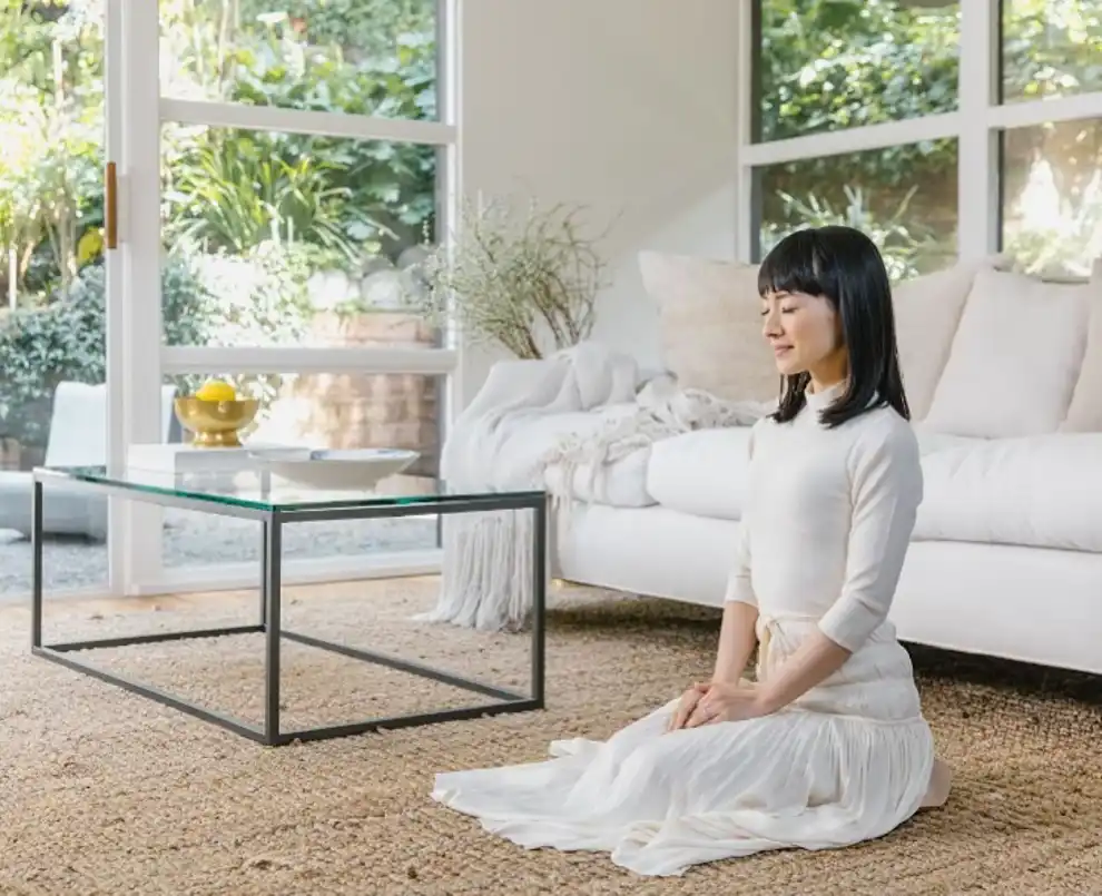 Marie Kondo meditando en el salón