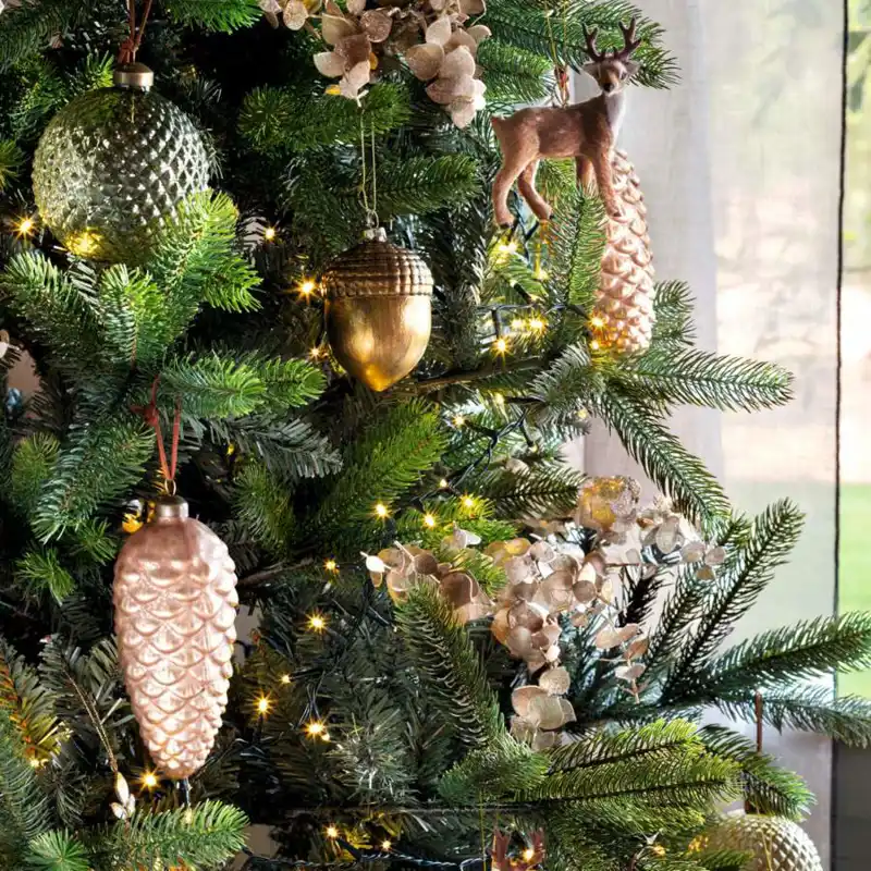 Parecen de Zara Home, pero son de Pepco: volarán estos adornos y bolas para el árbol de Navidad elegantes y llenos de brillo