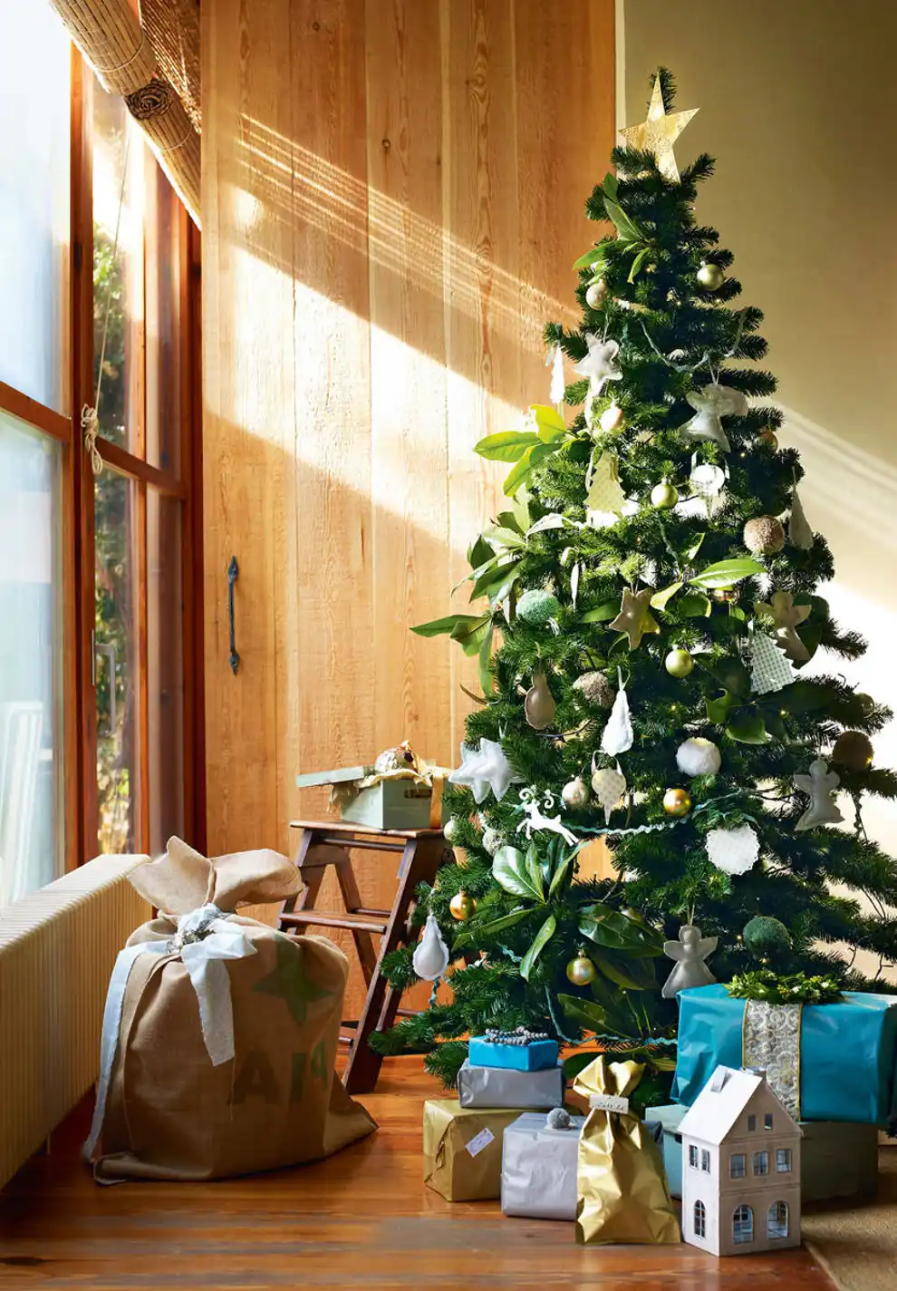 Árbol de Navidad estilizado de estilo minimalista 