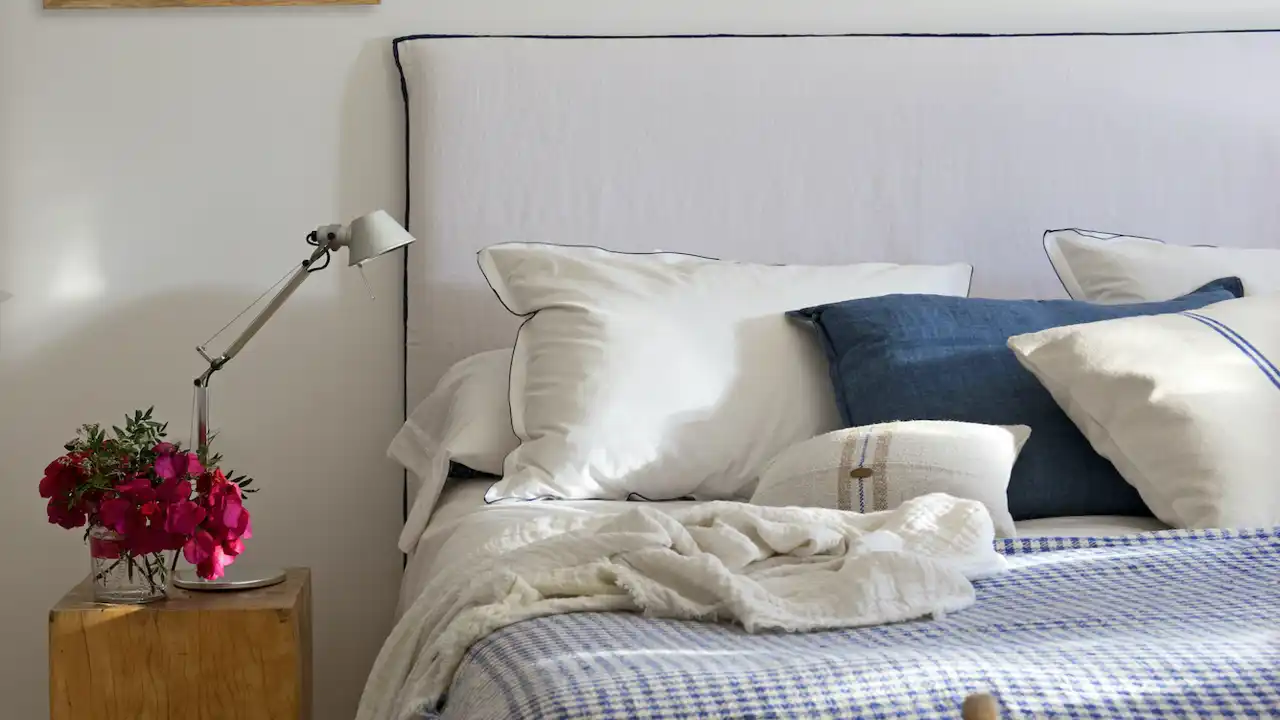 dormitorio con cabecero tapizado 00528855