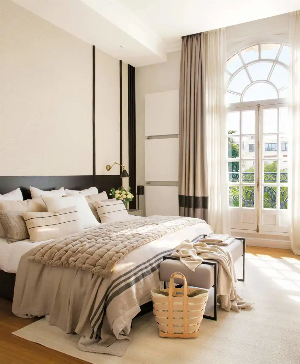 Dormitorio en tonos neutros con detalles en negro