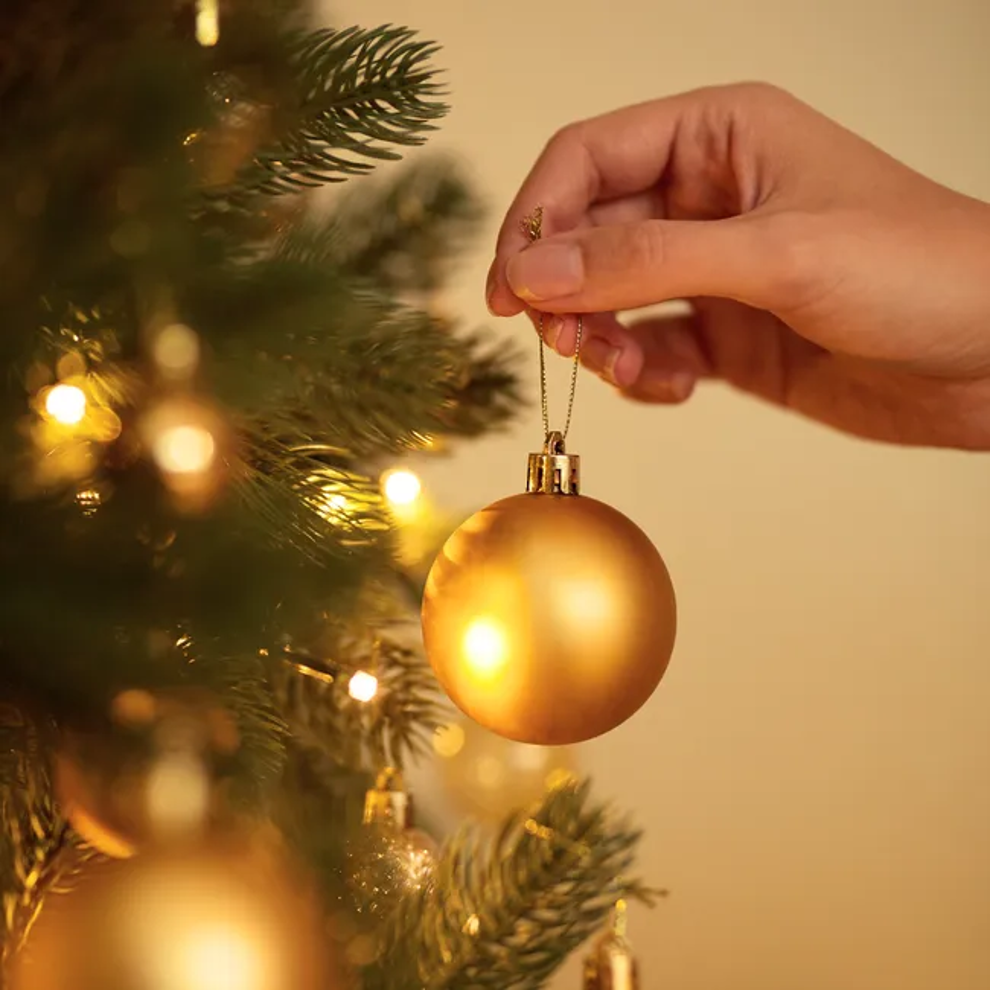 Bolas doradas de Navidad 