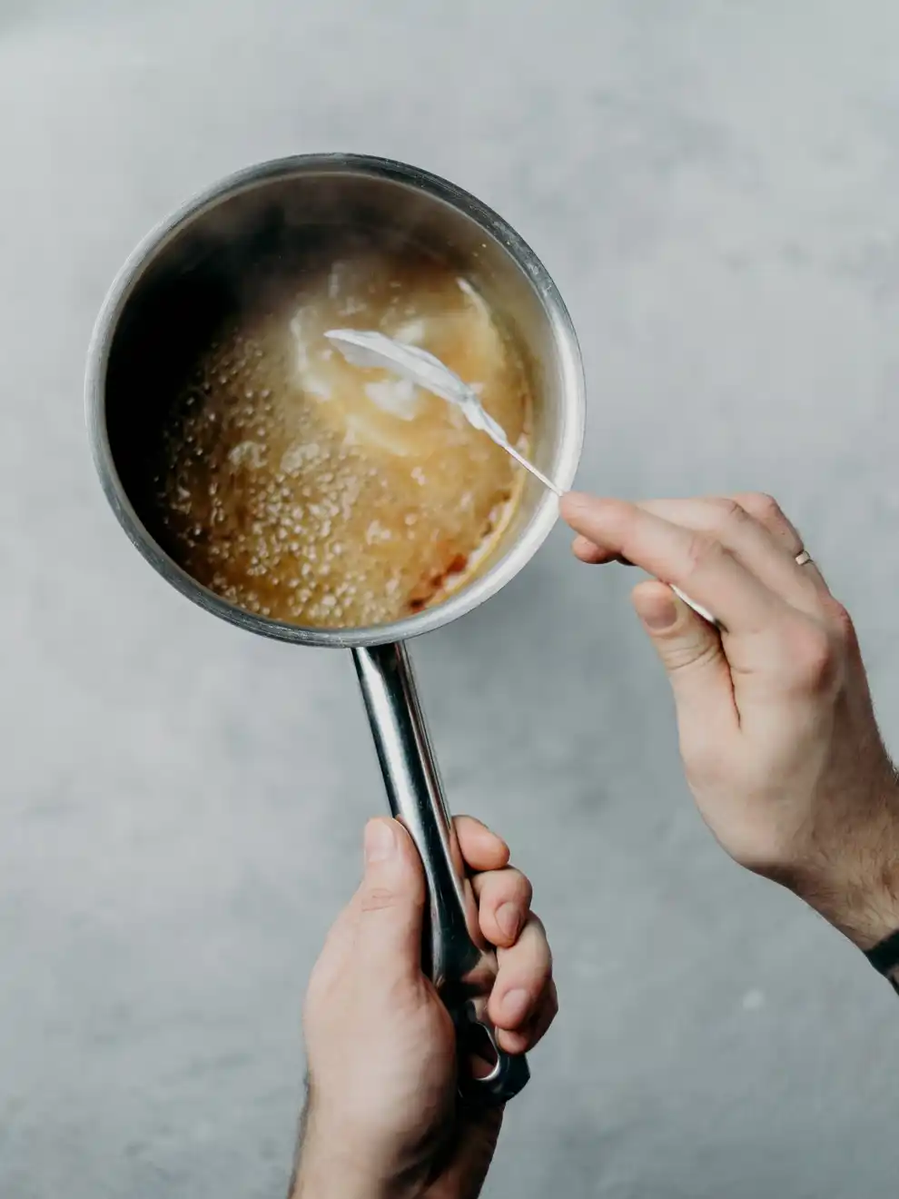 Olla con comida pegada