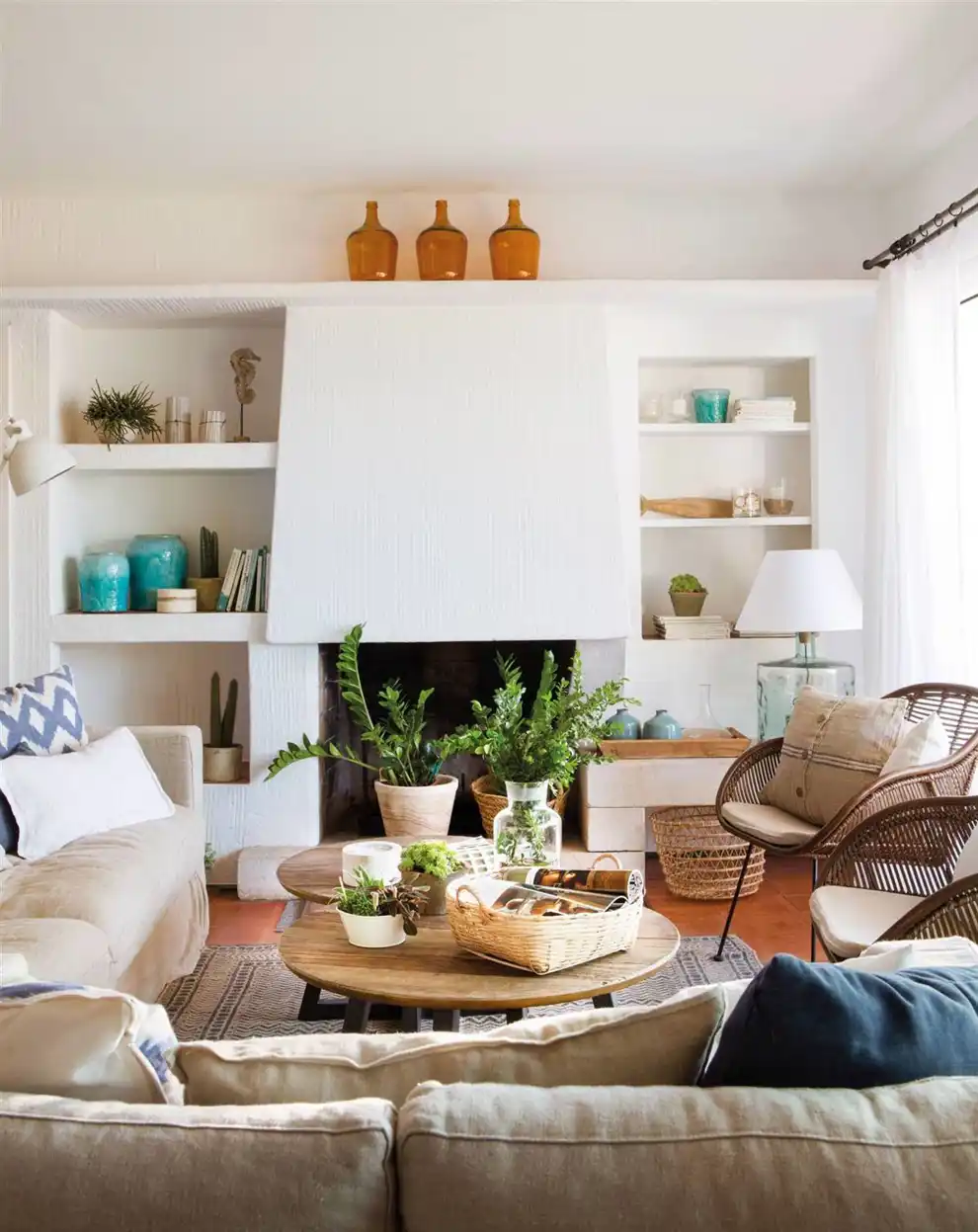 Salón decorado con elementos de estilo mediterráneo