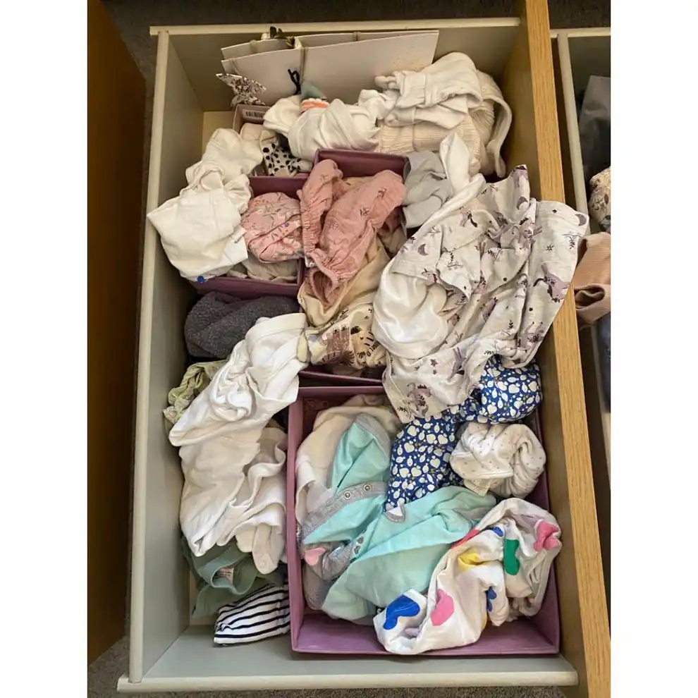 Un cajón con ropa de niña antes de ser ordenado con el método KonMari