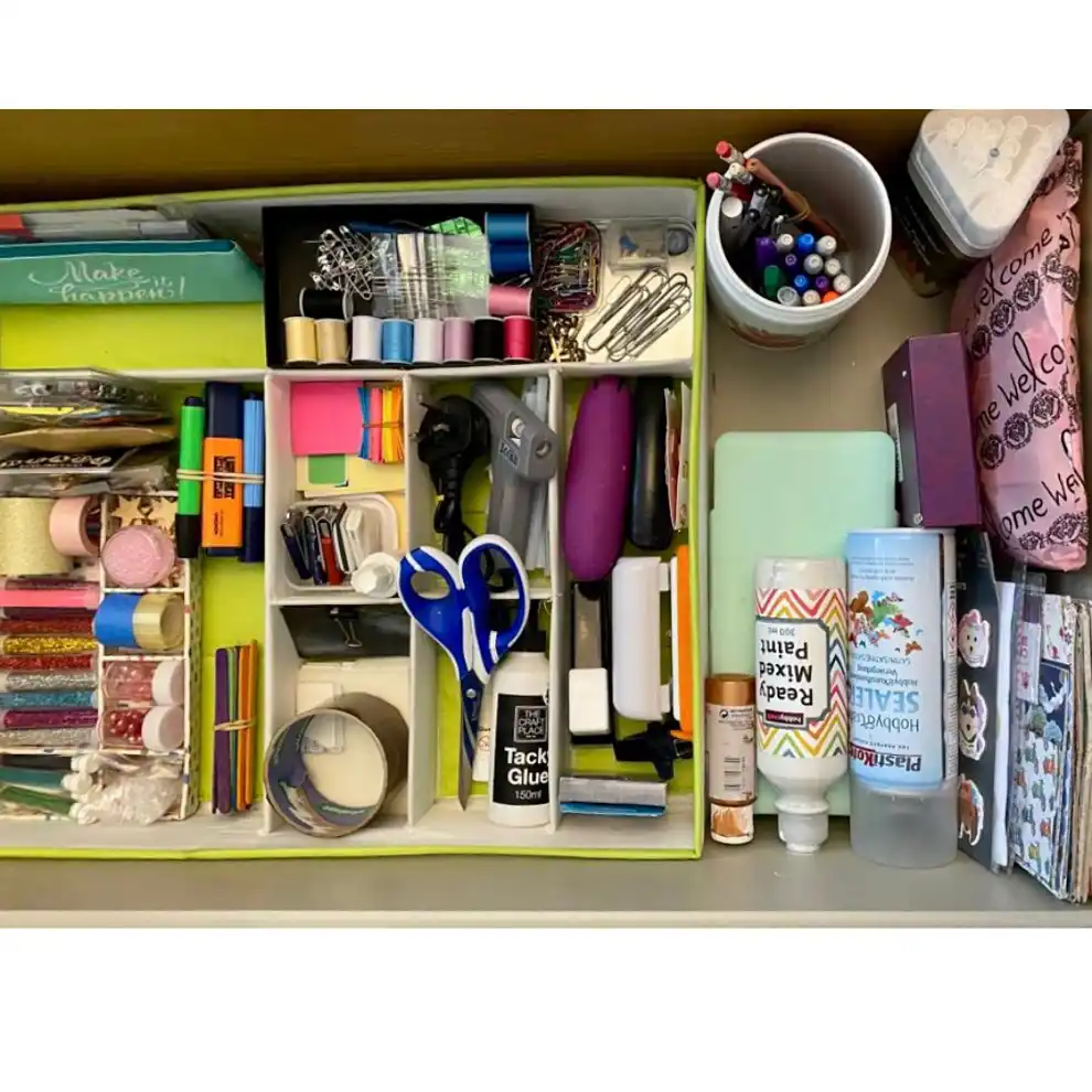 Un cajón de manualidades después de ser ordenado con el método KonMari