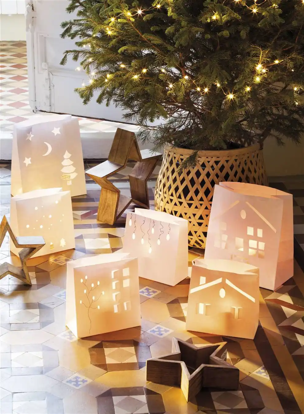 00445107 Mini pueblo luminoso decorando la base del árbol de Navidad