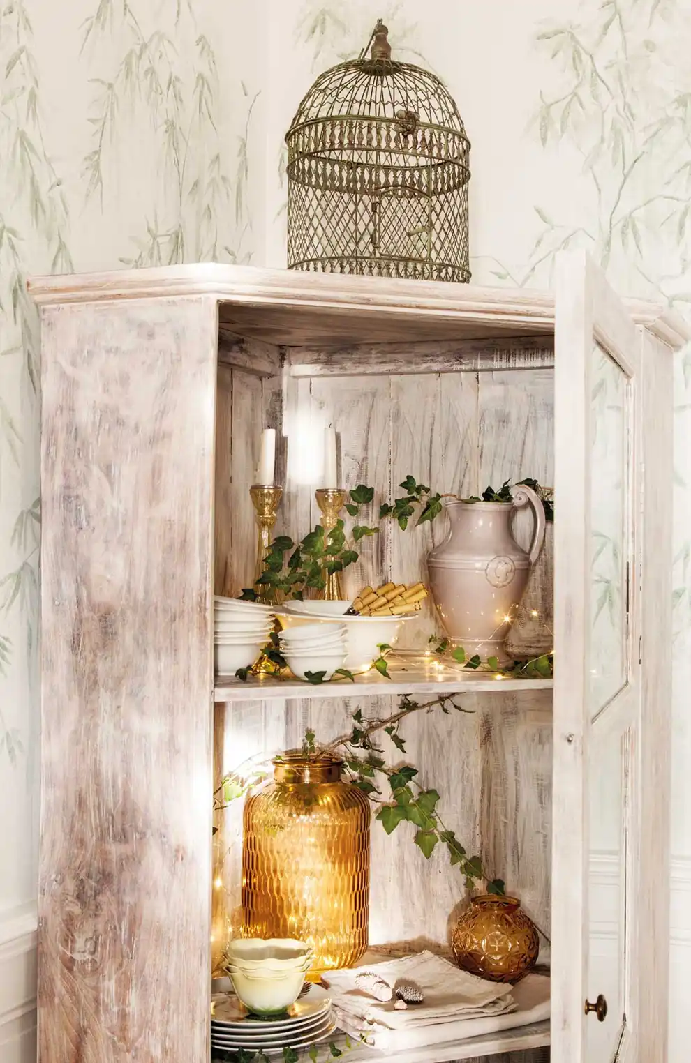 Alacena decorada con ramitas y luces navideñas