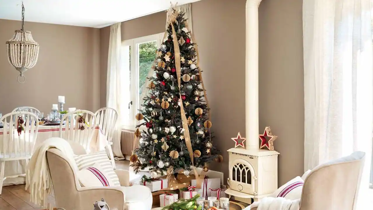 Chimenea vintage decorada por Navidad con un par de estrellas de madera esmaltada en rojo