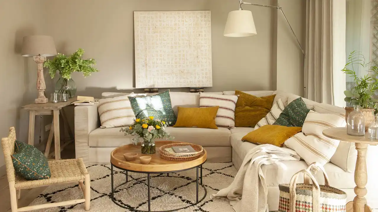 sofa blanco con cojines lisos y estampados 00521386 2fc6ca05