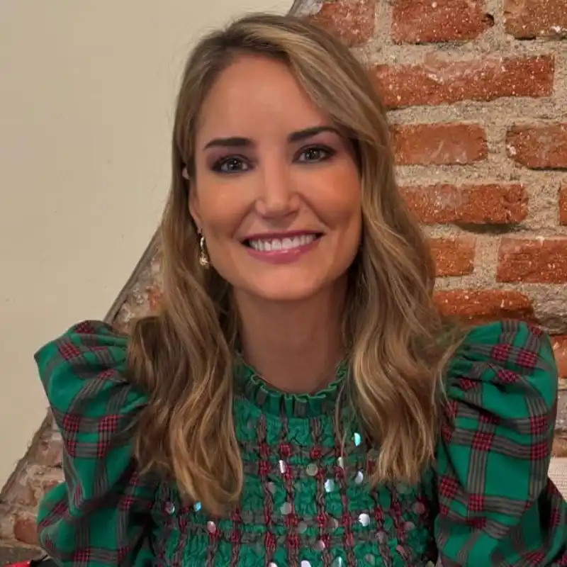 Así es el salón de Alba Carrillo: espacioso, moderno y con un color del sofá que no te esperas