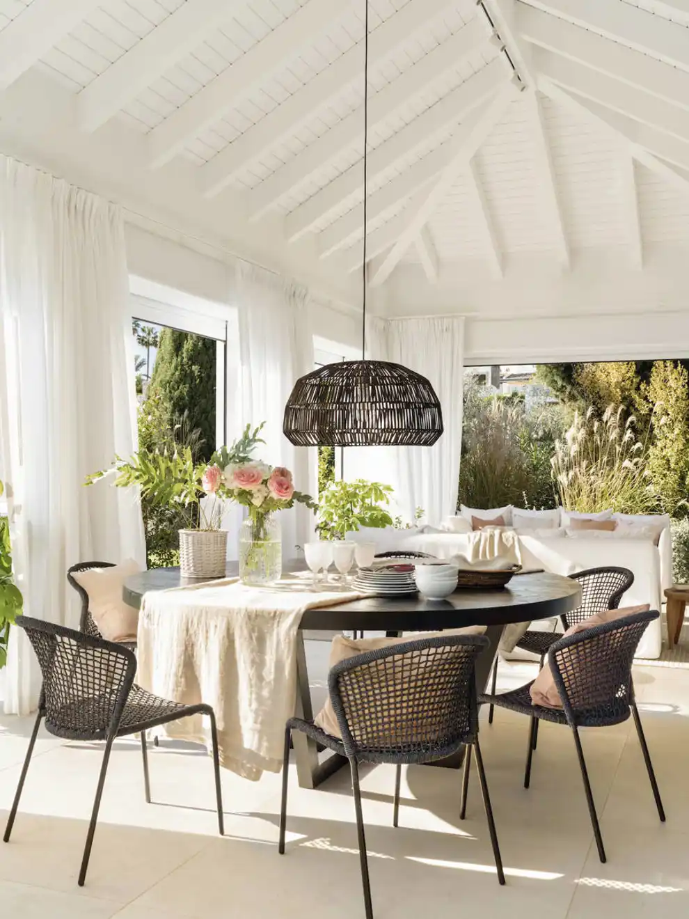 Comedor decorado con sillas, mesa y lámpara en color negro