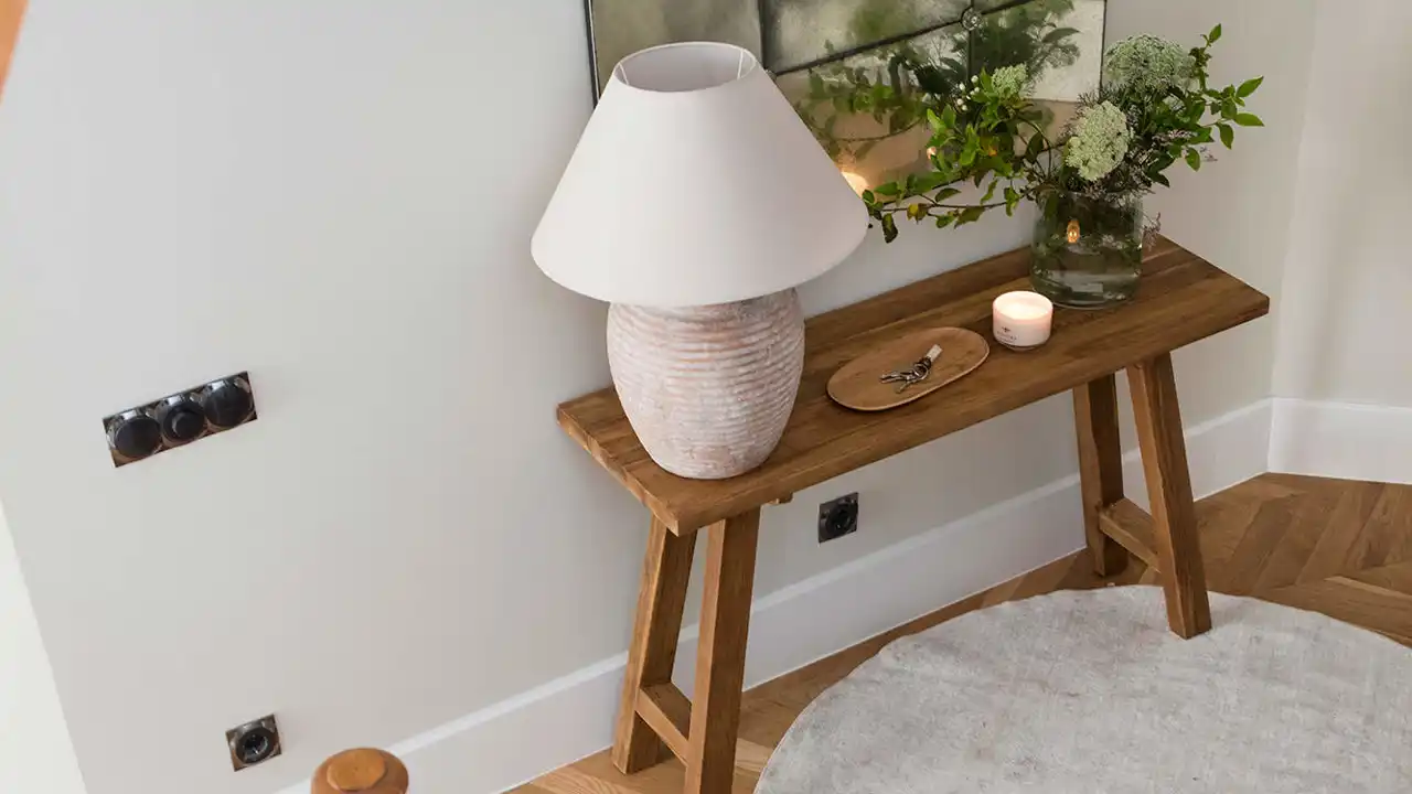 Te damos varias ideas para que aprendas a decorar la entrada de casa siguiendo un patrón de estilo minimalista